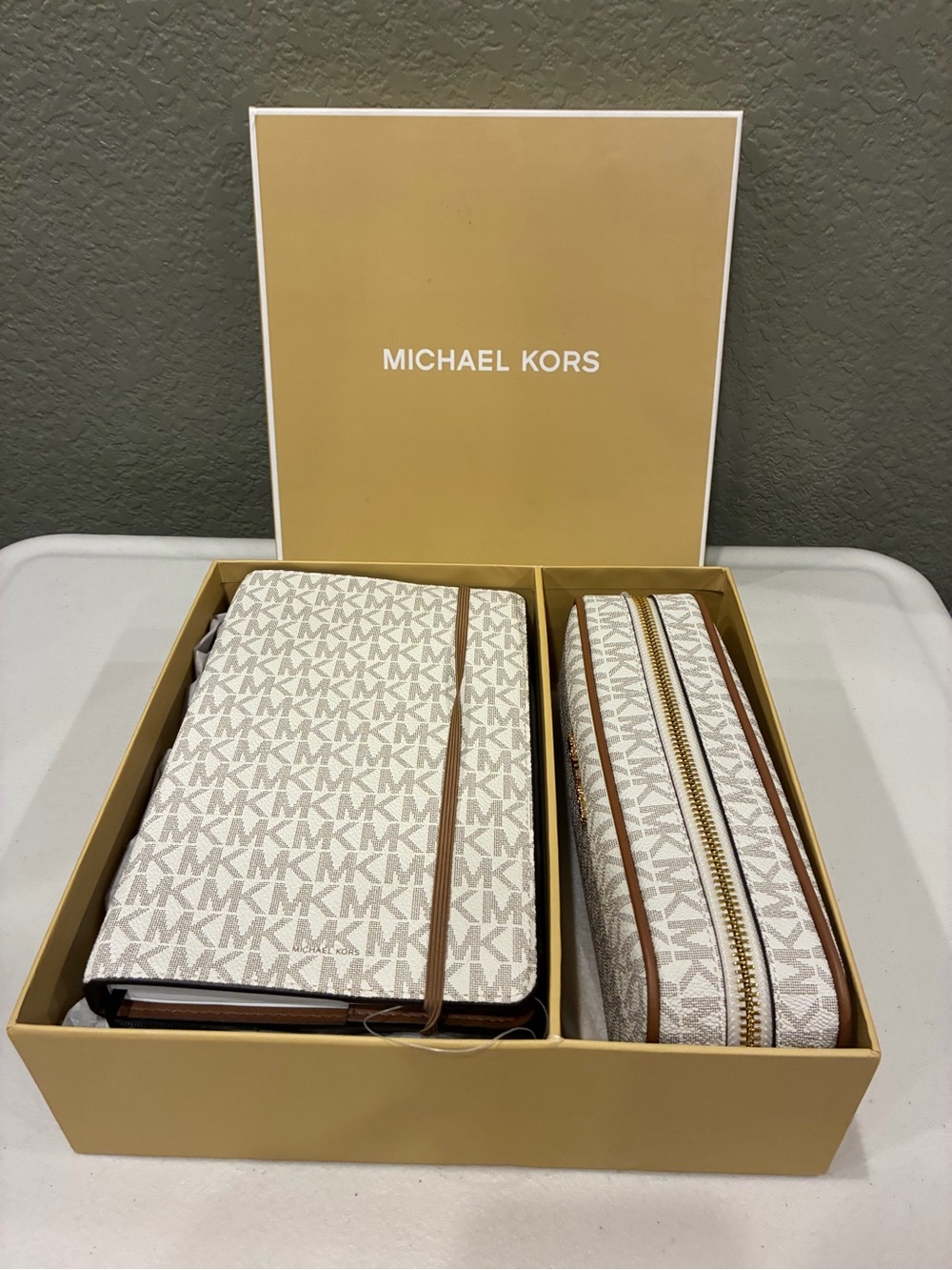 New In Box Michael Kors Women's Notebook And Pencil Case Vanilla NWT